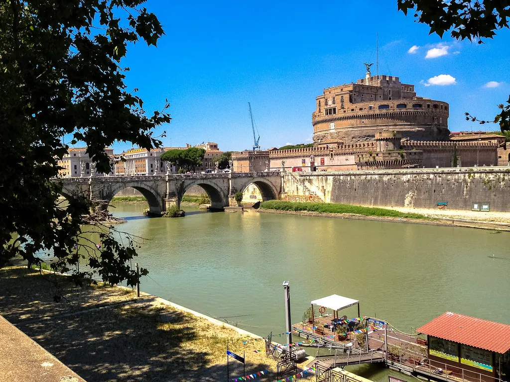 Castel Sant'Angelo en de Ponte Sant'Angelo over de Tiber onder een strakblauwe lucht