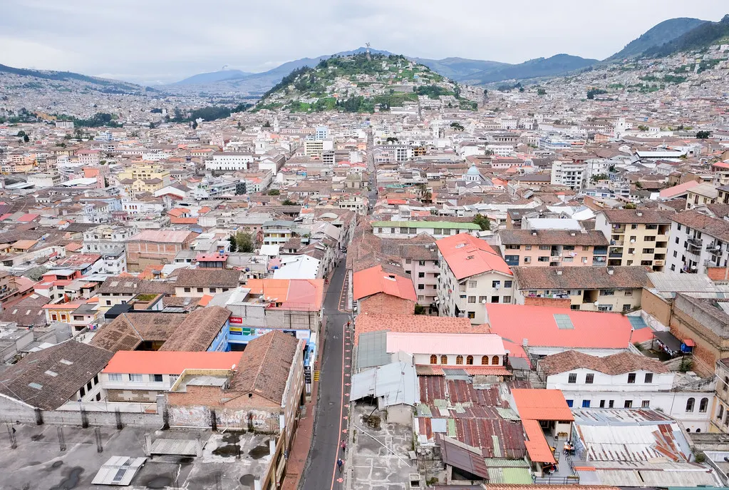 Uitzicht over de daken van het historische centrum van Quito met de heuvel El Panecillo op de achtergrond