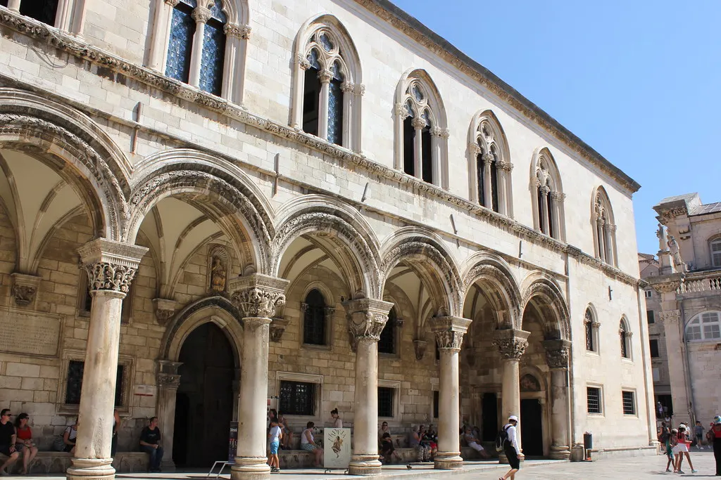 Gotisch-renaissance gevel van het Rectorpaleis in Dubrovnik met zuilengalerij en boogramen onder blauwe lucht
