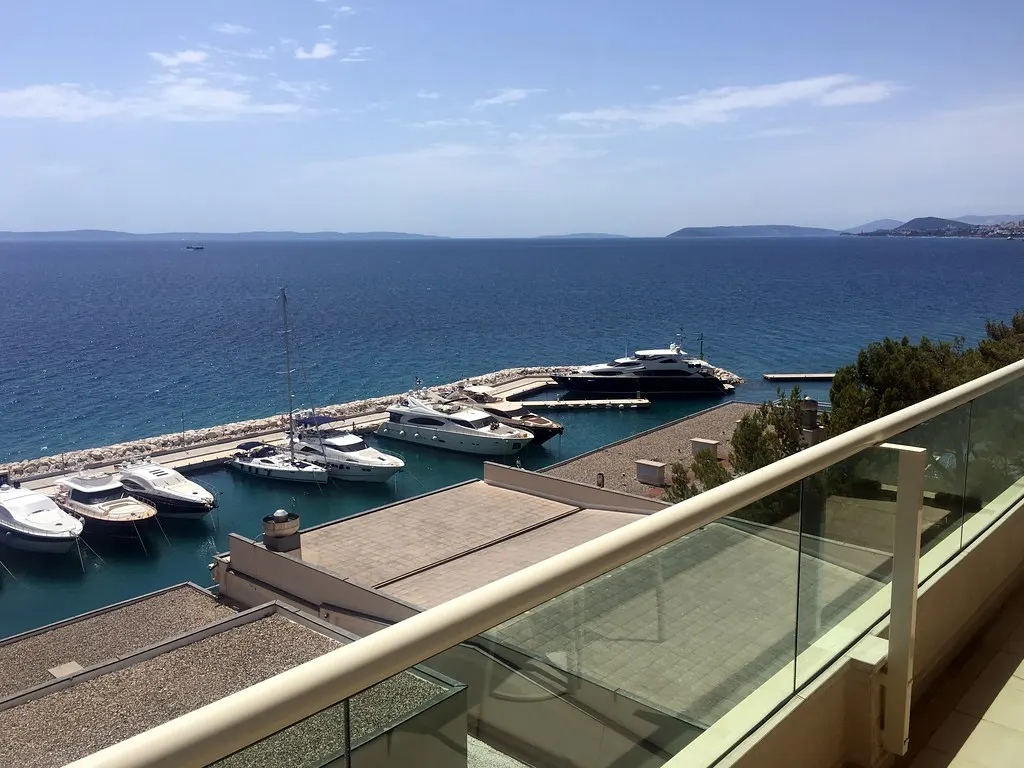 Uitzicht vanaf een balkon op de jachthaven met luxe jachten en de blauwe Adriatische Zee bij Podstrana