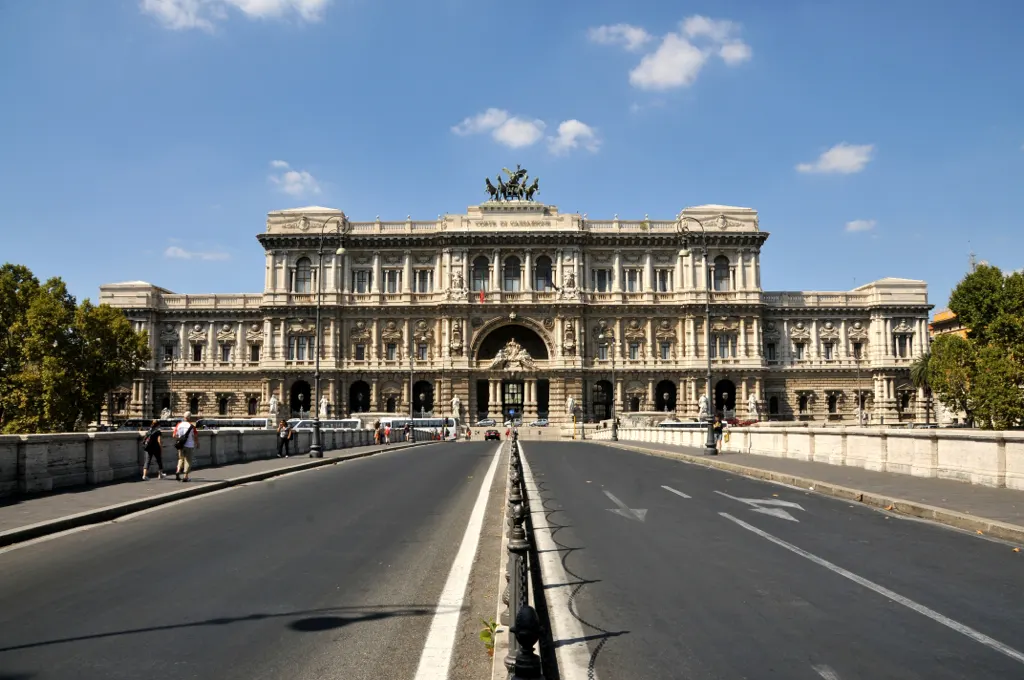 Het Paleis van Justitie in Rome met bronzen quadriga, gezien vanaf de Ponte Umberto I onder een blauwe lucht