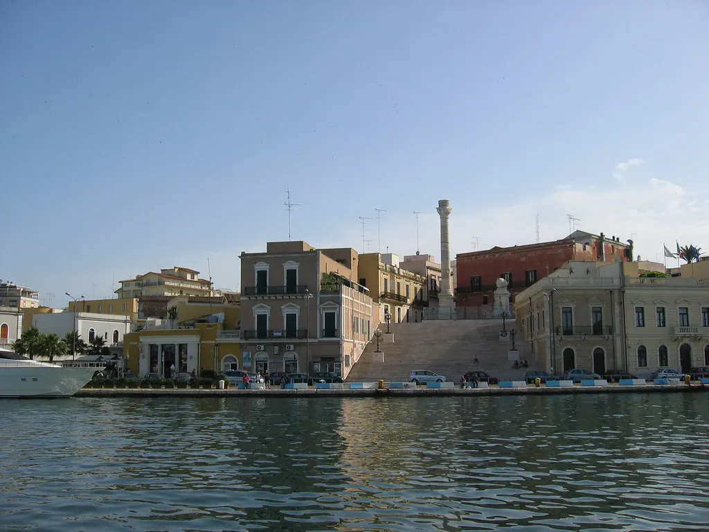 Waterfront van Brindisi met de trappen naar de Romeinse zuil, gezien vanaf het water van de haven