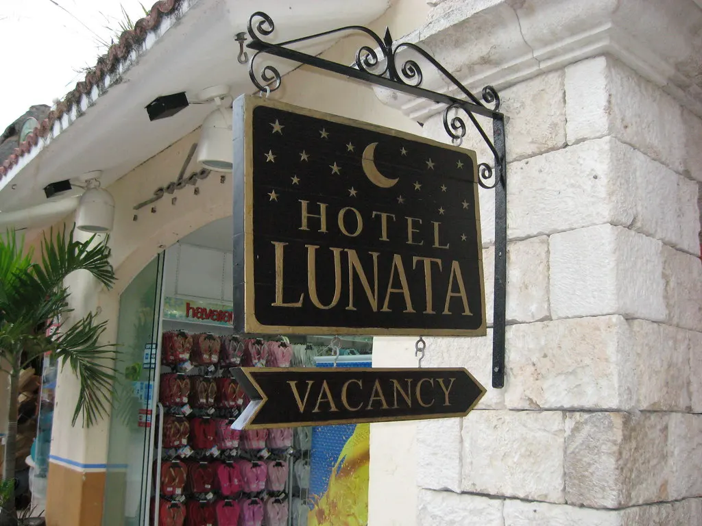 Smeedijzeren uithangbord van Hotel Lunata met maan en sterren aan een stenen gevel