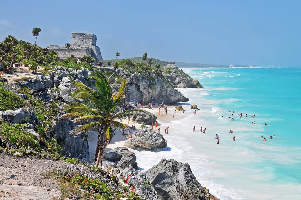 Maya-ruïne El Castillo van Tulum op een klif boven een wit strand en turquoise Caribische zee