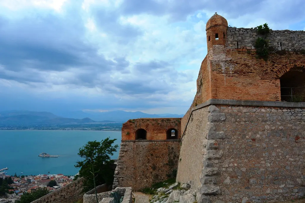 Bakstenen bastion met wachttorentje van fort Palamidi, met uitzicht op de baai en de daken van Nafplio