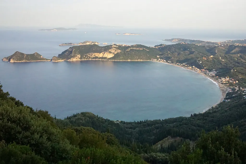 Uitzicht vanaf de heuvels over de brede baai en het lange strand van Agios Georgios Pagon op Corfu