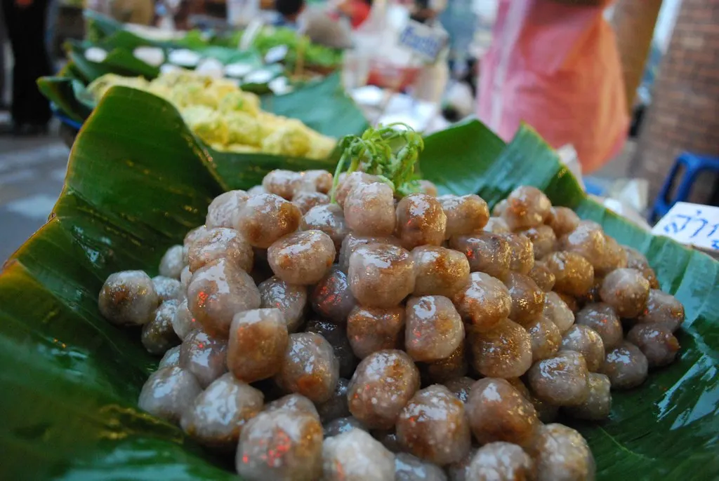Thaise tapiocadumplings (sakoo sai moo) op een bananenblad bij een marktkraam