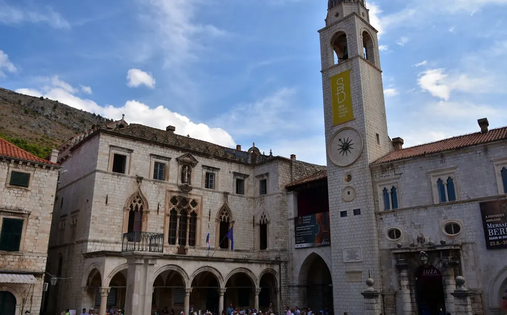 Klokkentoren naast het Sponza-paleis aan het Loggia-plein in de oude stad van Dubrovnik