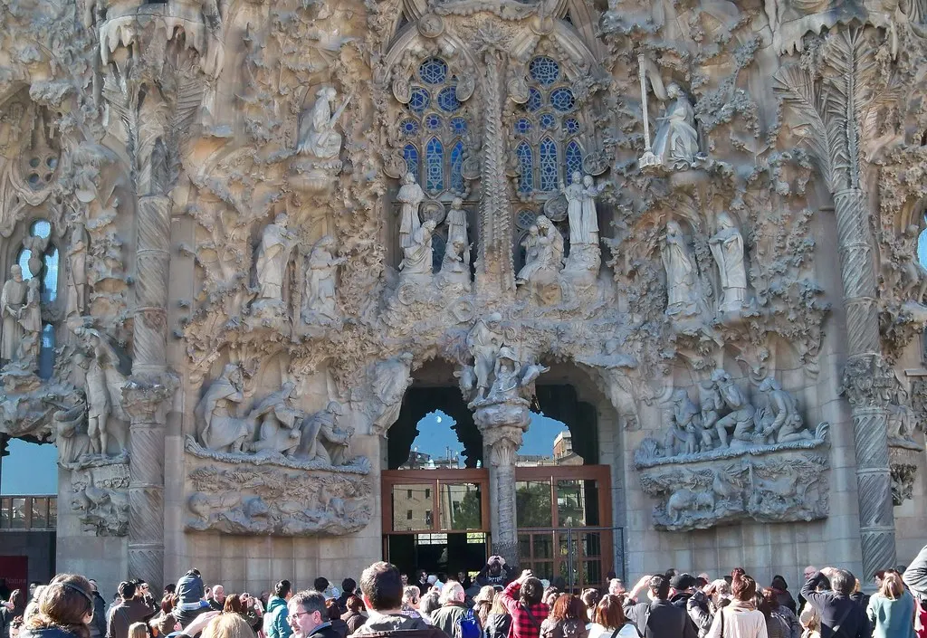 Rijk versierde Geboortegevel van de Sagrada Família in Barcelona met beeldhouwwerk boven de ingang