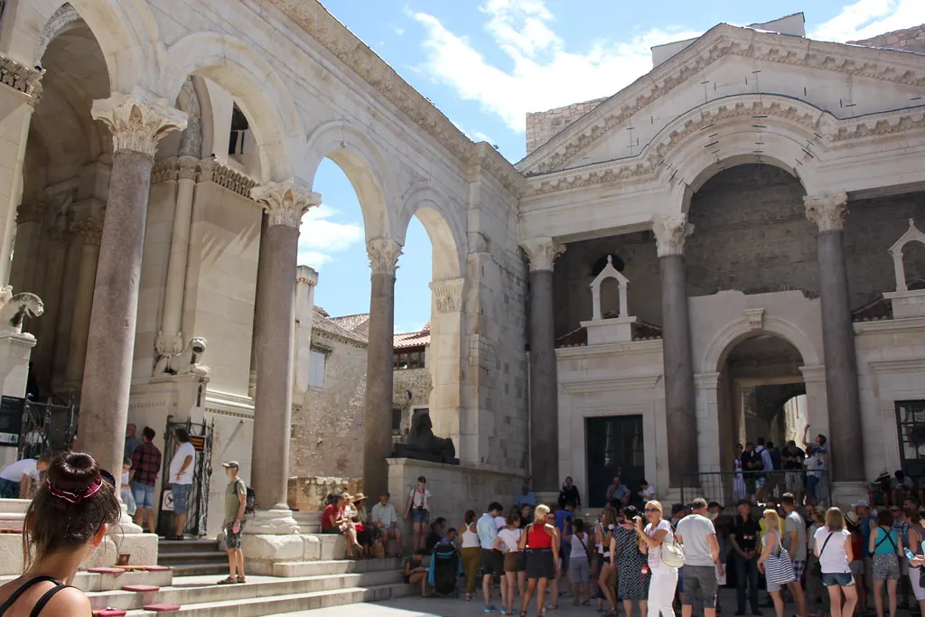 Het Peristilium in het Paleis van Diocletianus in Split met Romeinse zuilen, bogen en bezoekers