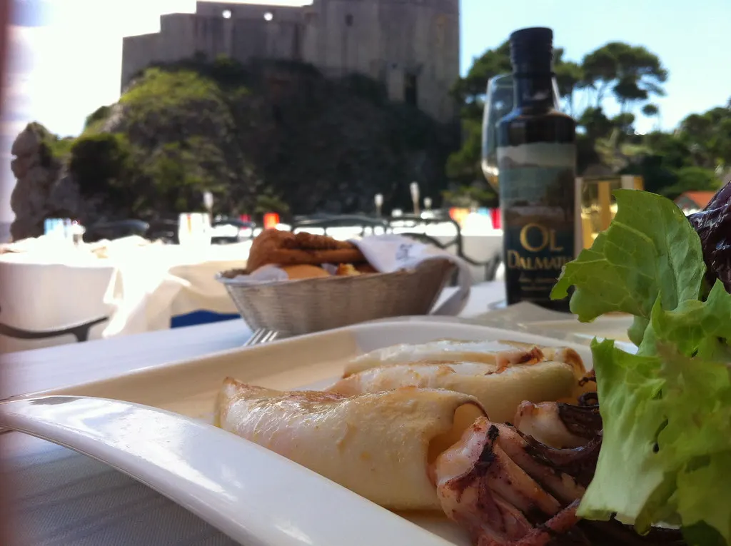 Gegrilde inktvis op een terras in Dubrovnik met uitzicht op fort Lovrijenac