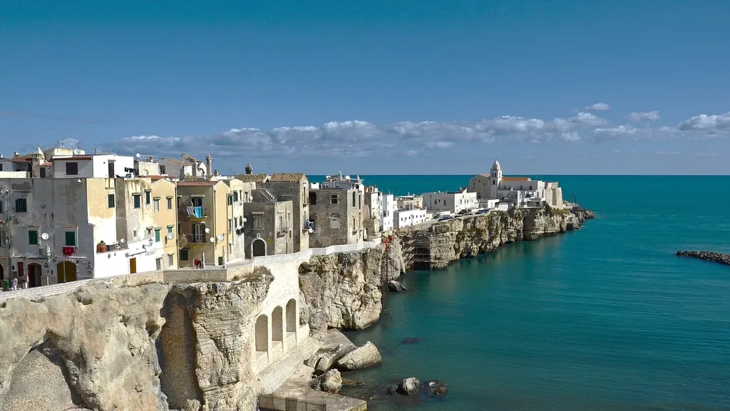 Witte huizen van Vieste op kalkstenen kliffen boven de turquoise Adriatische Zee