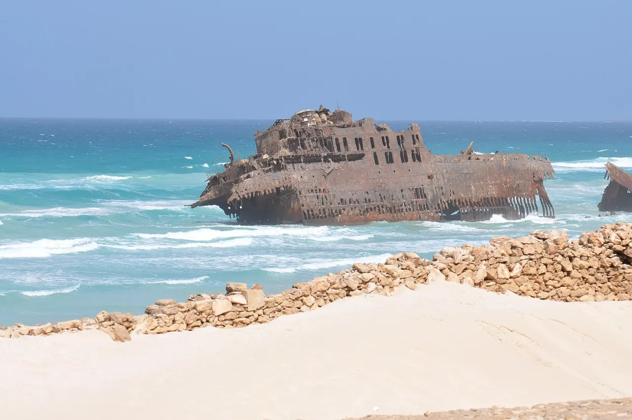 Roestig scheepswrak van de Cabo Santa Maria in de branding voor een zandstrand op Boa Vista, Kaapverdië