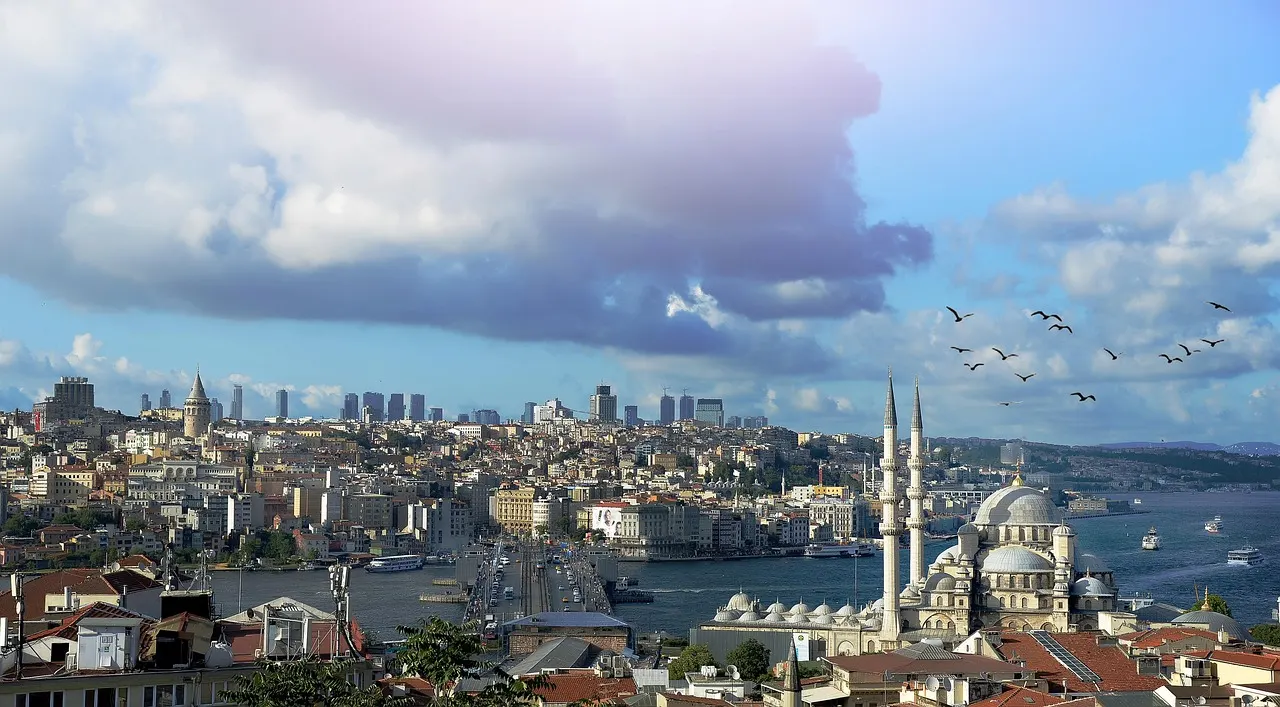 Uitzicht over Istanbul met de Nieuwe Moskee, de Galatabrug, de Galatatoren en de Bosporus onder een wolkenlucht