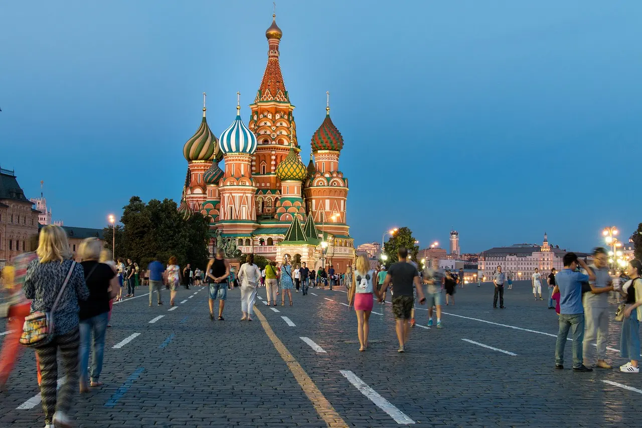 Basiliuskathedraal met kleurrijke uienkoepels aan het Rode Plein in Moskou bij avondschemering