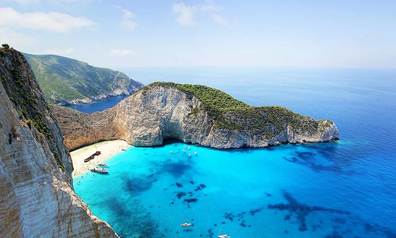 Navagio-baai op Zakynthos met wit strand, scheepswrak, steile kliffen en turquoise zee van bovenaf gezien