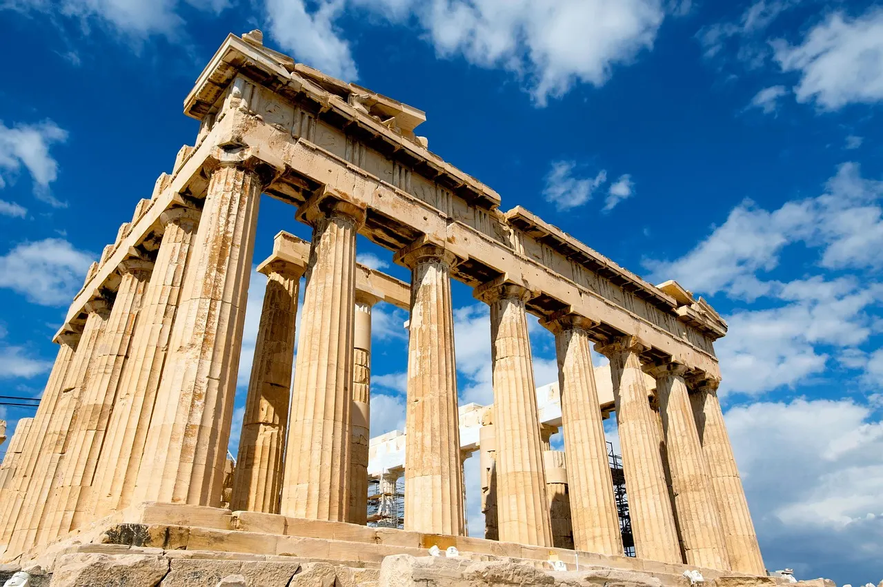 Het Parthenon op de Akropolis in Athene tegen een blauwe lucht met witte wolken
