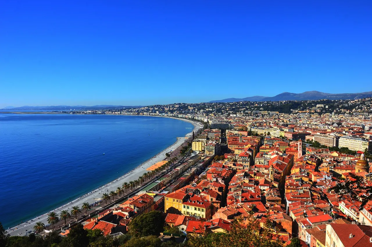 Uitzicht vanaf de Colline du Château op de Baie des Anges en de Promenade des Anglais in Nice