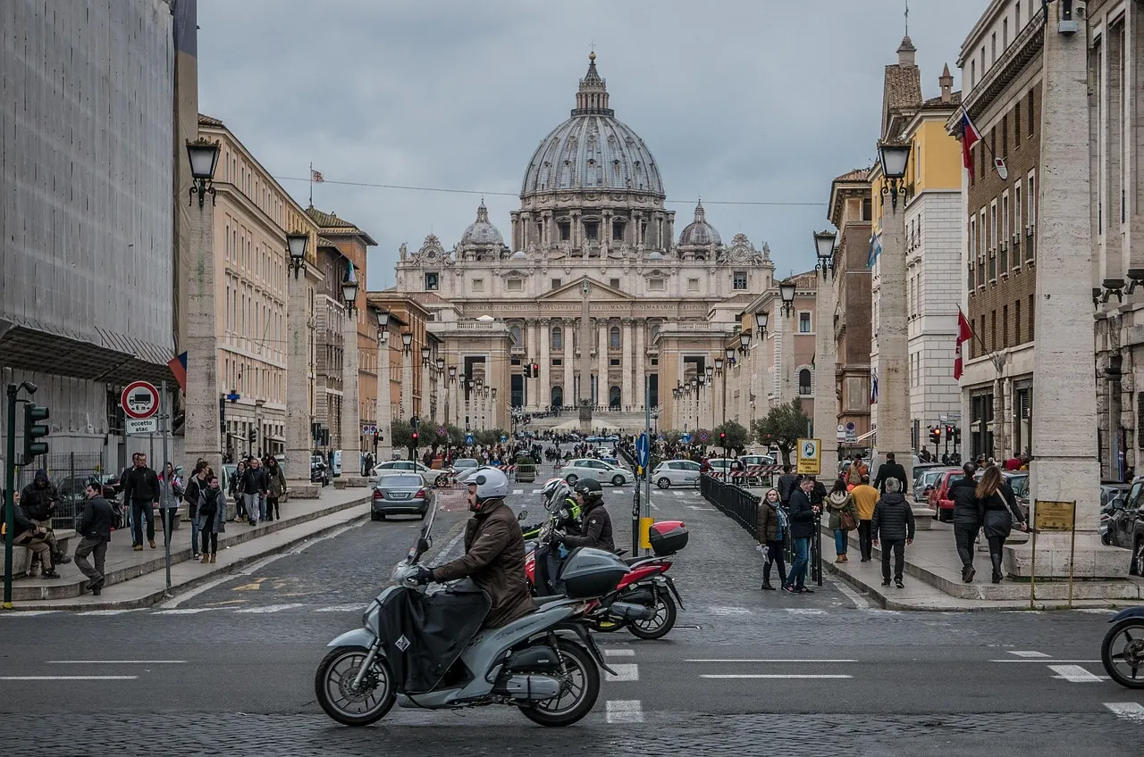 Via della Conciliazione met zicht op de Sint-Pietersbasiliek in de Vaticaanbuurt van Rome