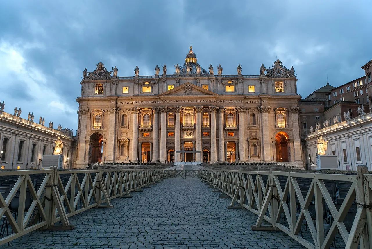 Sint-Pietersbasiliek op het Sint-Pietersplein in Vaticaanstad bij schemering onder een bewolkte lucht