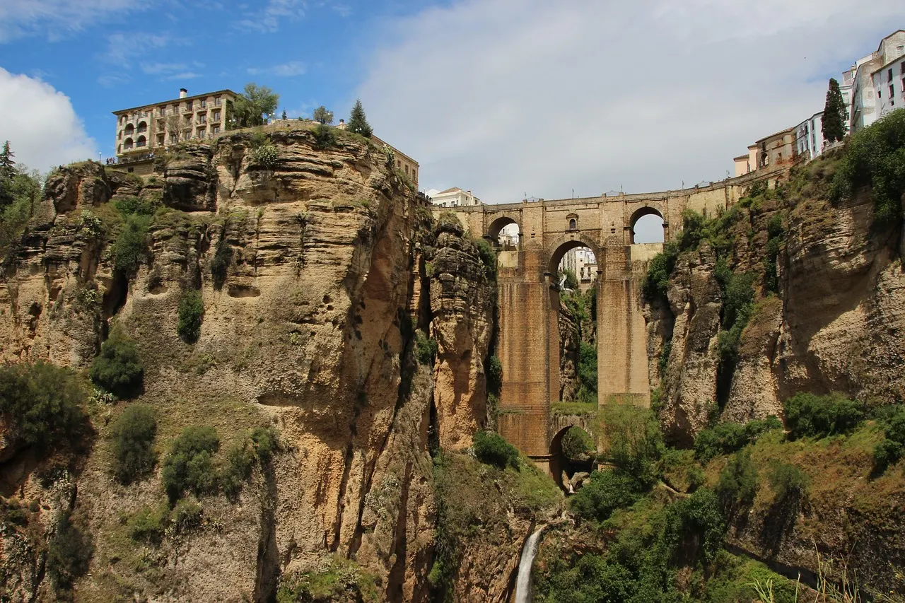Puente Nuevo in Ronda overspant de diepe El Tajo-kloof tussen steile rotswanden met een waterval eronder