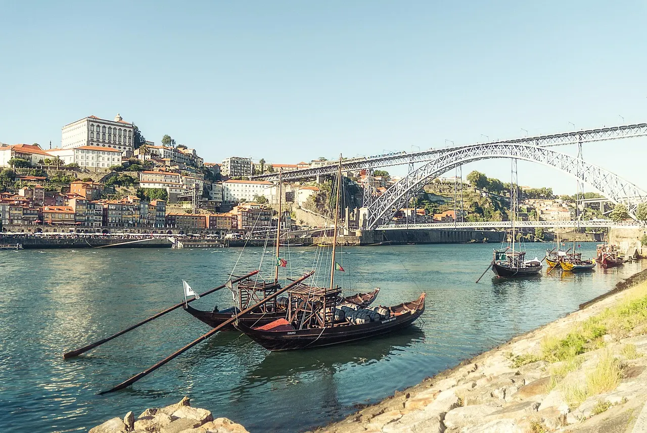 Traditionele rabelo-boten op de Douro met de Ribeira-wijk en de Dom Luís I-brug in Porto