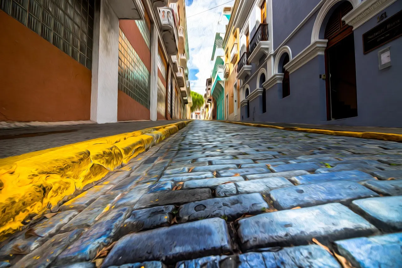 Straat met blauwe kasseien en kleurrijke koloniale gevels in Old San Juan