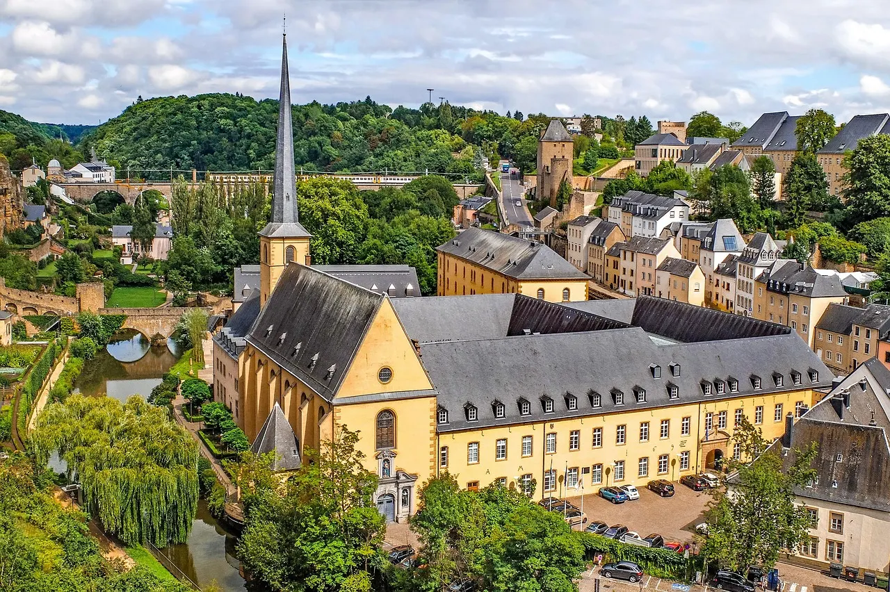 Uitzicht op de wijk Grund in Luxemburg-stad met de abdij van Neumünster, de Alzette en de groene vallei