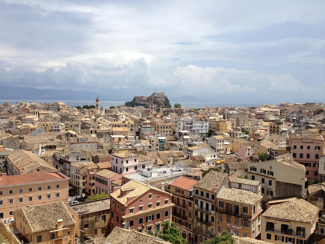 Uitzicht over de daken van de oude stad van Corfu met het oude fort en de zee op de achtergrond