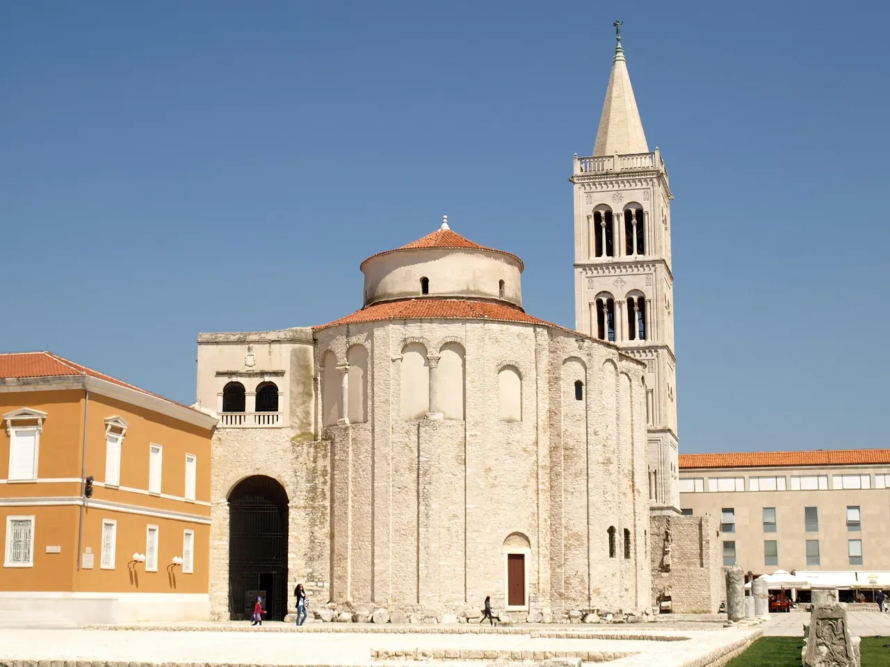 De ronde Sint-Donatuskerk met klokkentoren op het Forum in de oude stad van Zadar