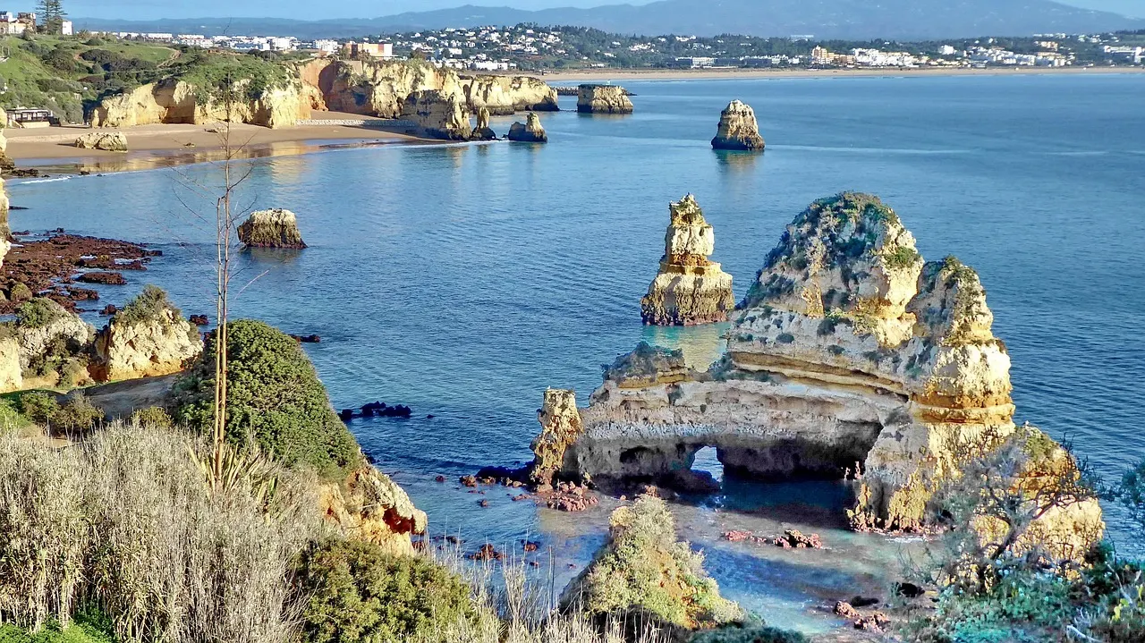 Rotsformaties en kliffen in helderblauw water bij Ponta da Piedade in Lagos, Algarve