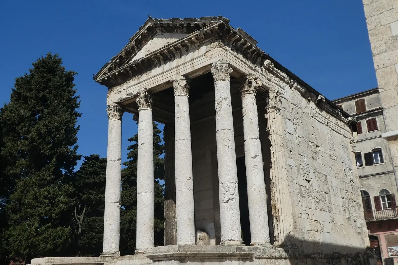 Romeinse Tempel van Augustus met Korinthische zuilen onder een strakblauwe lucht in Pula