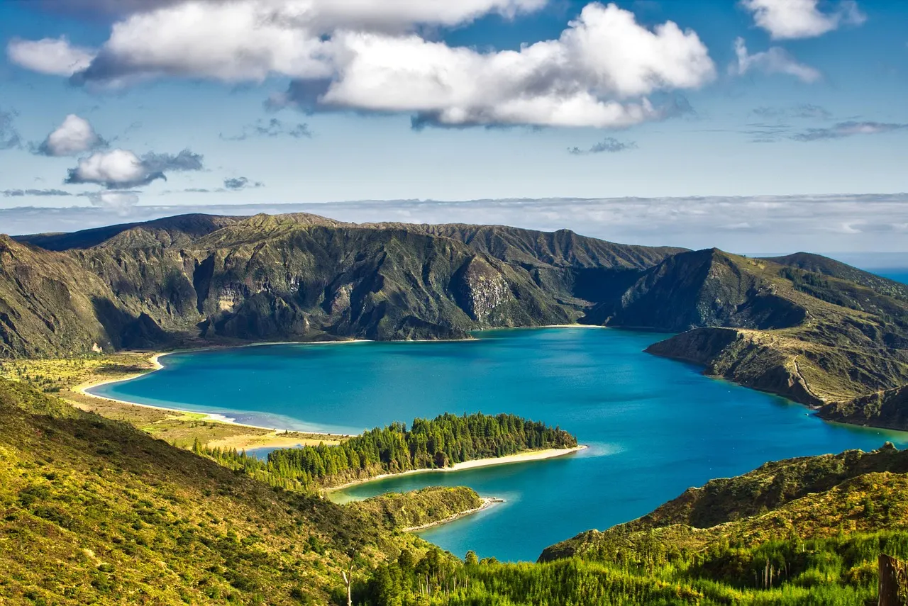 Het blauwe kratermeer Lagoa do Fogo omringd door groene vulkanische bergen op São Miguel
