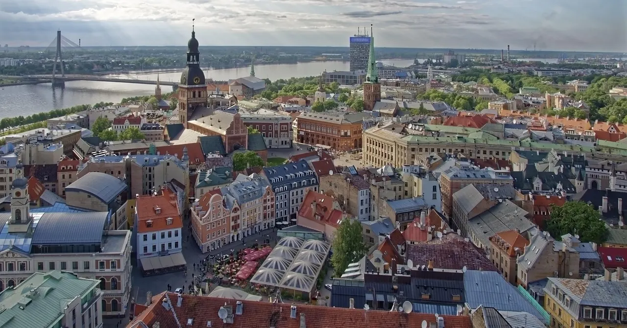 Luchtfoto van de oude binnenstad van Riga met de Domkerk, kerktorens, rode daken en de rivier de Daugava