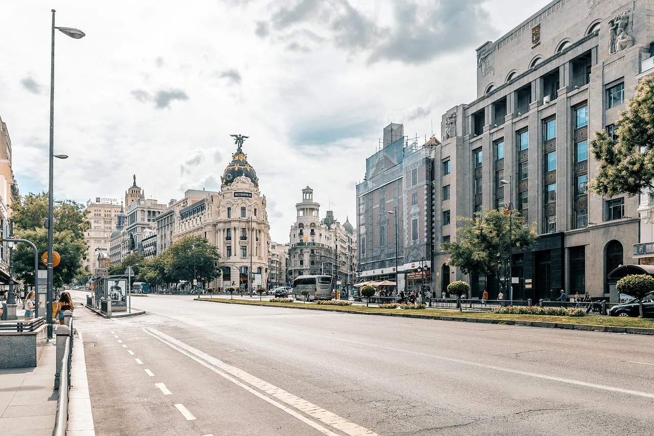 Het Metropolis-gebouw aan het begin van de Gran Vía in Madrid onder een bewolkte lucht
