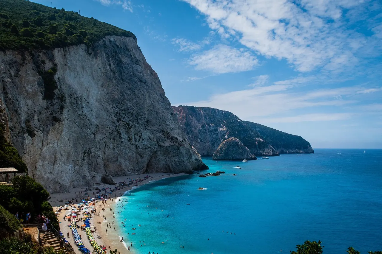 Turquoise zee en strand onder hoge witte kliffen bij Porto Katsiki op Lefkada