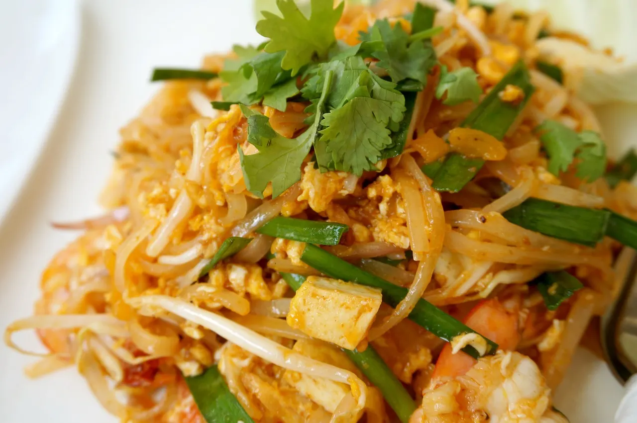 Bord pad thai met noedels, garnalen, tofu, taugé en verse koriander