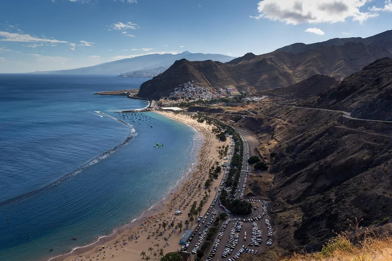 Uitzicht op het strand Las Teresitas op Tenerife met bergen, zee en de Teide in de verte