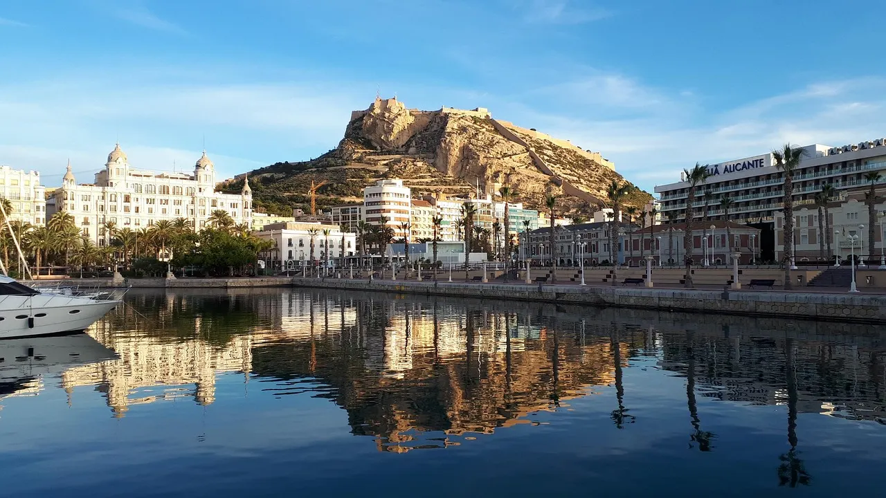 Haven van Alicante met weerspiegeling in het water en de Benacantil-berg met het kasteel Santa Bárbara