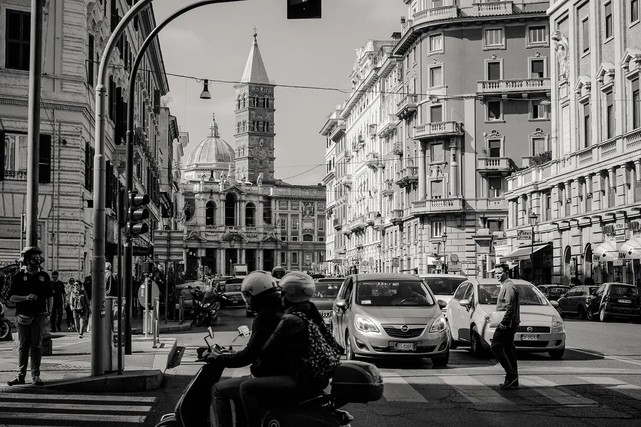 Zwart-witfoto van een drukke straat in Rome met zicht op de Santa Maria Maggiore, vlak bij station Termini