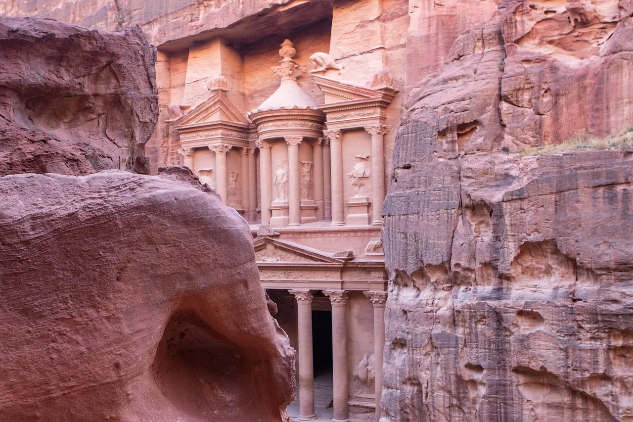 De Schatkamer (Al-Khazneh) in Petra, gezien vanuit de roze rotskloof van de Siq