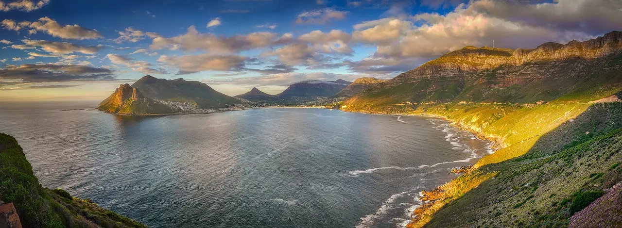 Panoramisch uitzicht vanaf Chapman's Peak over de Atlantische kust en Hout Bay bij zonsondergang