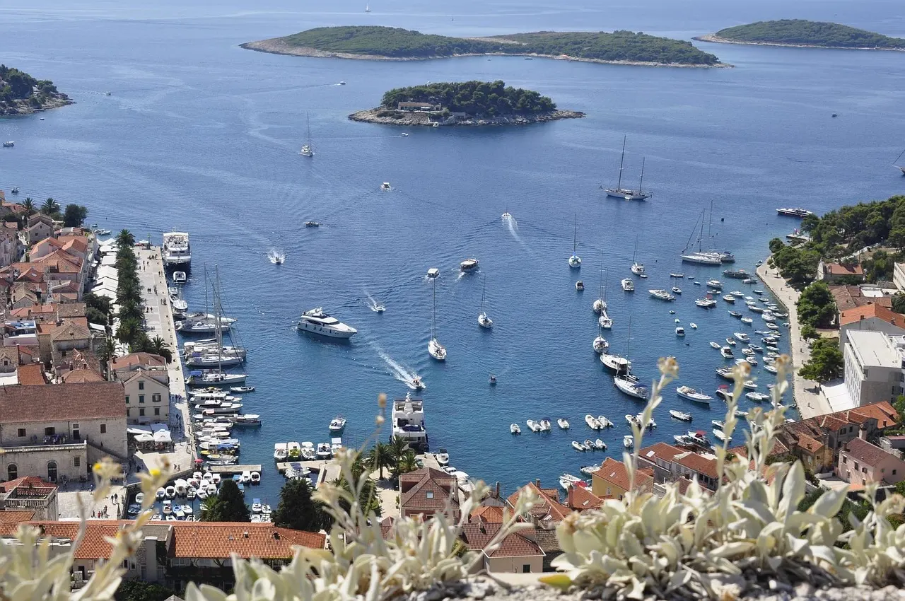 Uitzicht vanaf het fort op de haven van Hvar met jachten, rode daken en de Pakleni-eilanden