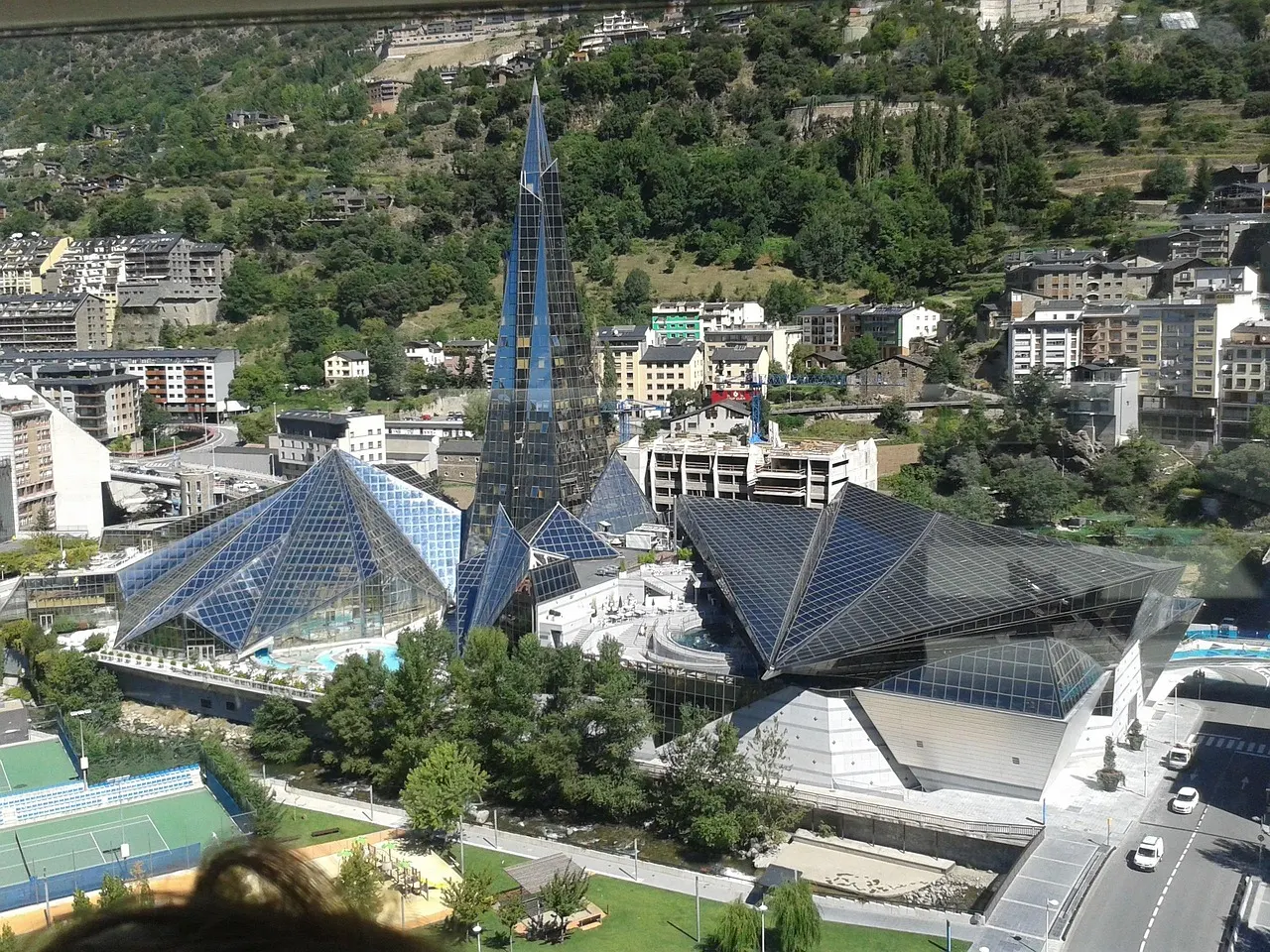 Het glazen thermencomplex Caldea met zijn spitse toren tussen de gebouwen van Andorra la Vella