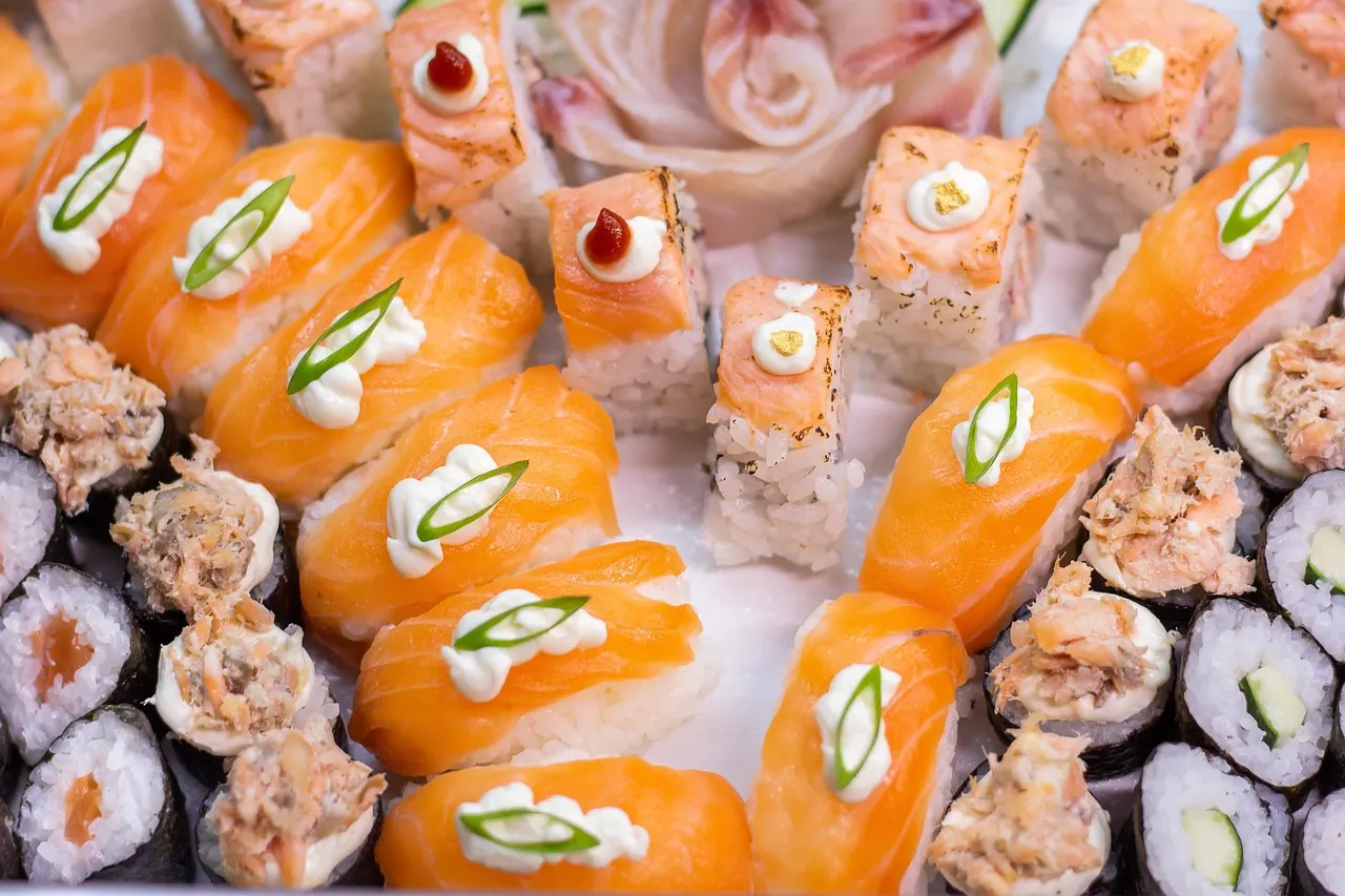 Schaal met verschillende soorten sushi, waaronder nigiri met zalm en maki-rolletjes