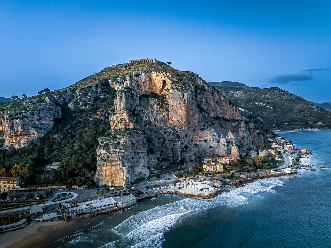 Terracina aan de kust van Lazio met de Tempel van Jupiter op een rotsachtige heuvel boven de zee