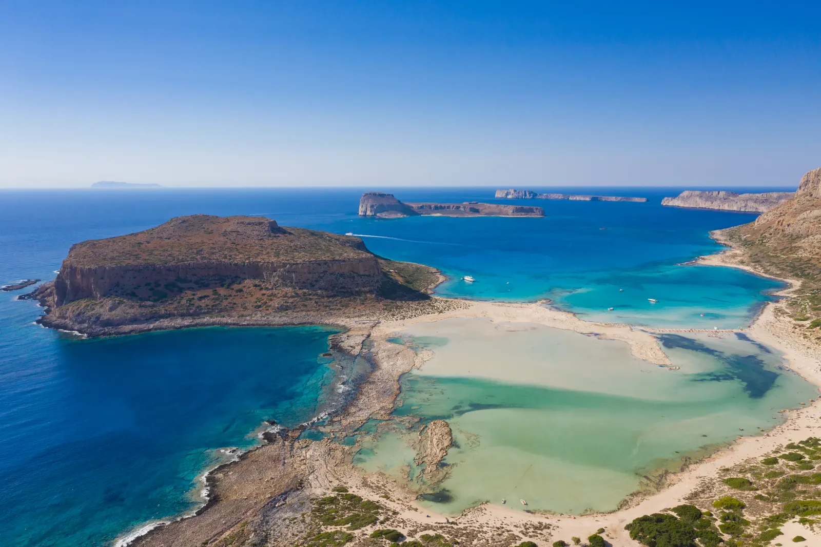 Luchtfoto van de turquoise lagune van Balos op Kreta met het schiereiland Tigani en de Gramvousa-eilanden
