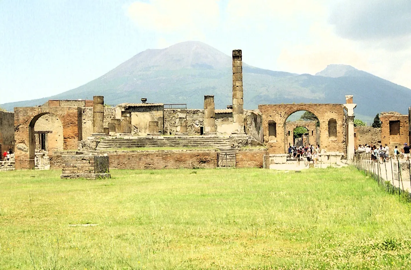 Ruïnes van het forum en de Tempel van Jupiter in Pompeii met de Vesuvius op de achtergrond