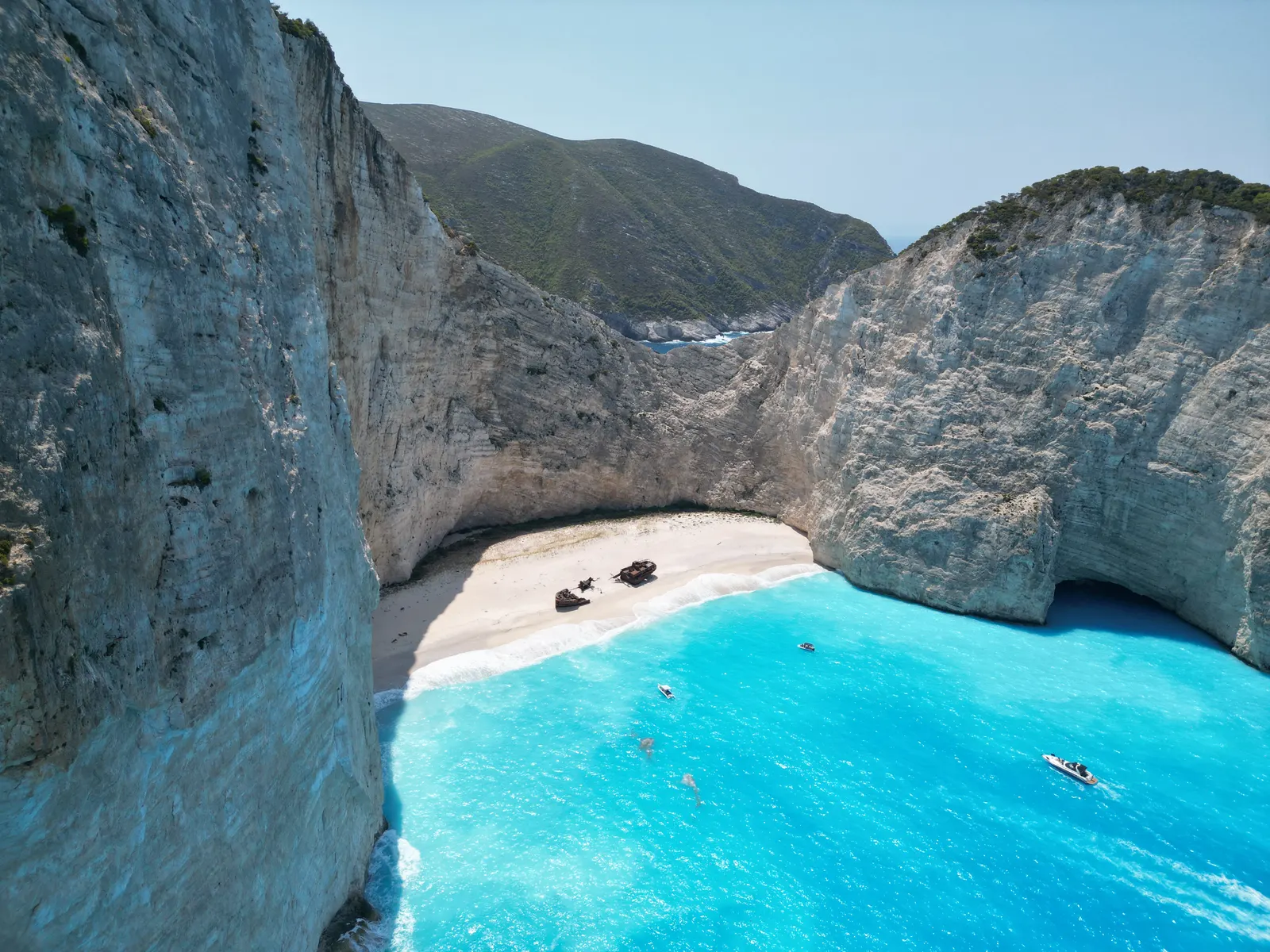 Luchtfoto van het Navagio-strand met scheepswrak, witte kliffen en turquoise zee op Zakynthos