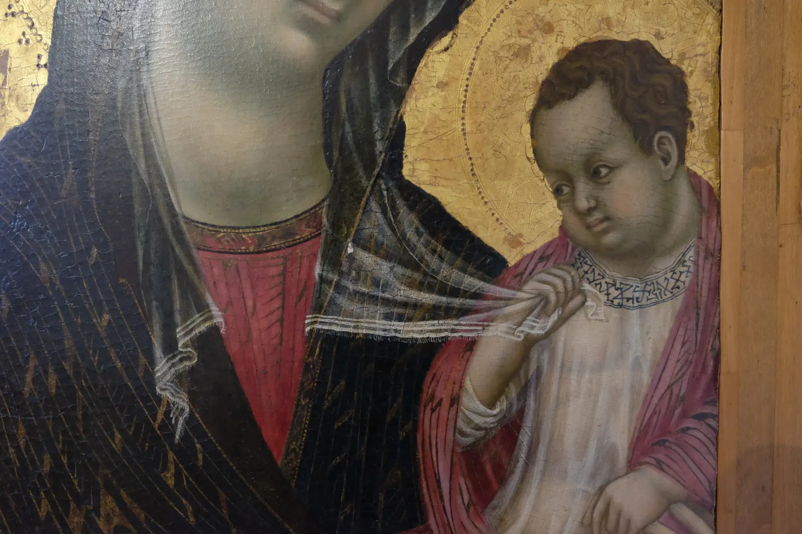 Detail van een Sienees schilderij van Maria met Kind tegen een gouden achtergrond
